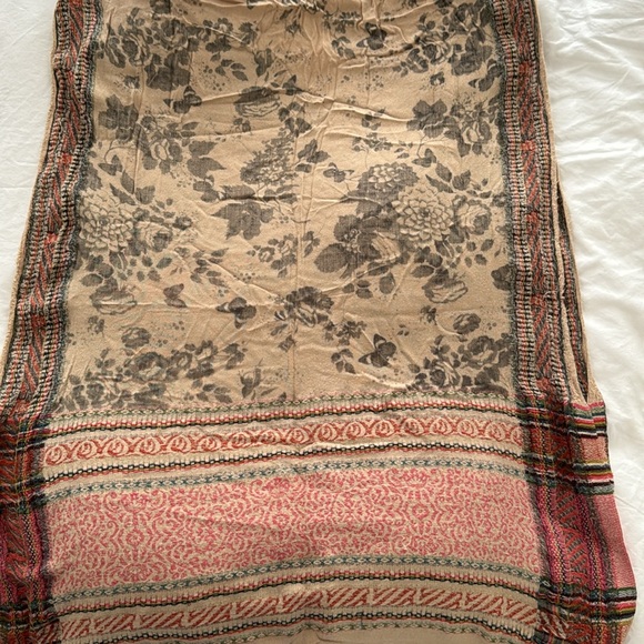 Flowery Soft Shawl - Picture 2 of 3